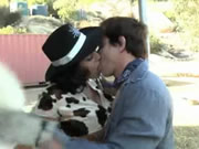 一對農夫夫婦草地上享受活塞運動